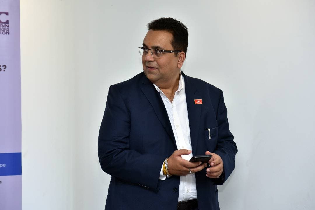 A 3R Consortium technology partner representative walking through the venue